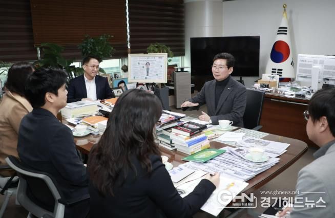 이상일 용인특례시장이 여운홍 K-GTSEC센터장과 만나 반도체산업 인재 양성 방안에 대해 논의하고 있다