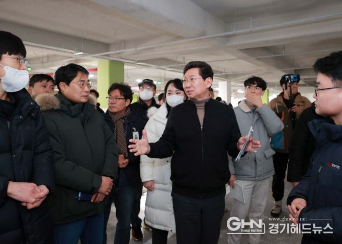 이상일 용인특례시장이 18일 양지면 경남아너스빌 아파트 공사 현장을 방문했다.