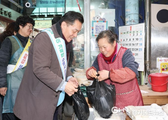 이재준 수원시장이 구매탄시장에서 장을 보고 있다.