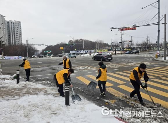 평택시 용이동 자율방재단, 보행 안전을 위한 제설작업 실시