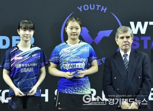 화성도시공사 유청소년탁구부 허예림 선수(왼쪽 1번째)와 유예린 선수(왼쪽 2번째)가 WTT 수상에 따른 기념촬영을 하고 있다. (화성도시공사 제공)