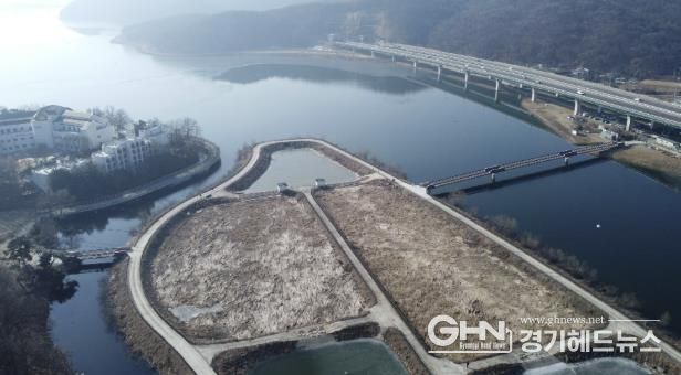 용인특례시는 기흥저수지 내 인공습지를 중심으로 기흥레스피아와 경희대 방면 산책로를 횡단하는 연결 보도교 2개를 설치했다.