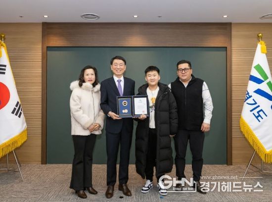 경기도, 혼자 제주항공 사고 분향소 찾아가 봉사활동 펼친 수원 초등학생 전시윤 군에게 경기도지사 표창 수여