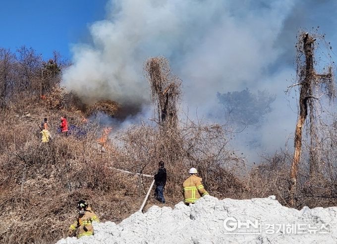 포천 신북면 산불화재 진압중인 소방관 의용소방대