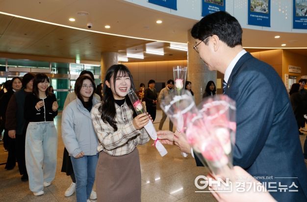 정명근 화성특례시장이 여성의 날을 맞아 시청에서 여성 공직자에게 빵과 장미를 선물하고 있다.