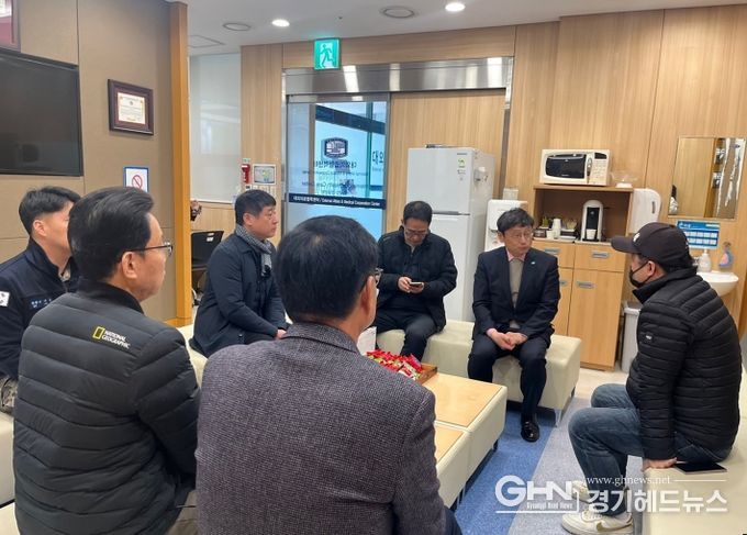 오후석 행정2부지사가 9일 의정부성모병원에서 포천 포탄 오발사고 피해자 보호자들을 면담하고 있다.