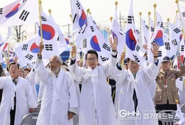 ‘평택 3.1독립만세운동 제106주년 기념식’에서 만세삼창하는 평택시의회 강정구 의장