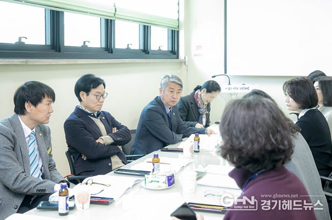 사전보고 청취하는 기획행정위원들