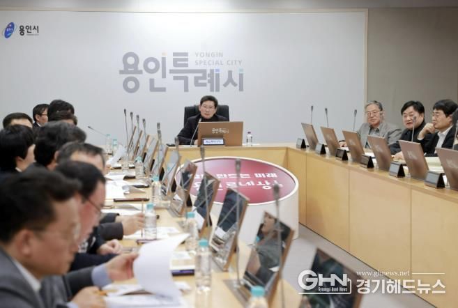 용인특례시는 19일 시청 영상회의실에서 '용인 시민프로축구단' 창단 준비 회의를 열어 추진전략을 논의했다