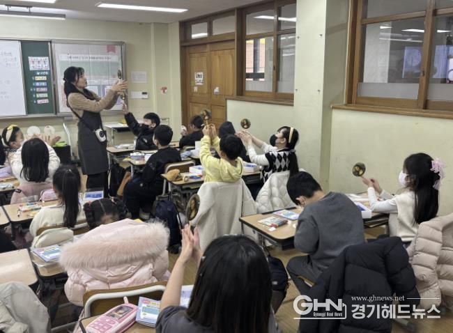 3월 18일 월곶초 아트캔버스 수업 ‘도킹 예술정거장’ 버스 안 작품 감상 후 진행됐다.