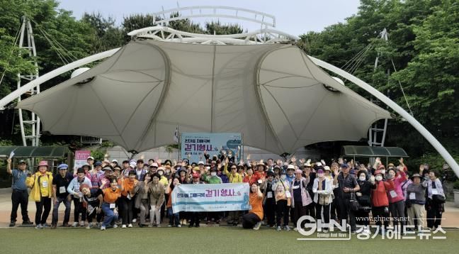 지난해 4월 성남 수진공원에서 열린 한마음 치매 극복 걷기 행사 때 참여 시민들이 기념사진을 찍고 있다