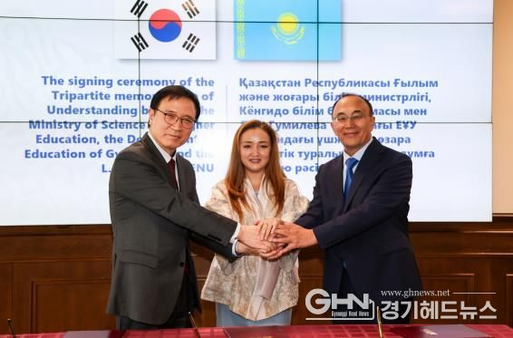 카자흐스탄 가니 베이셈바예프 교육부장관, 주카자스흐탄 대사와 기념 촬영