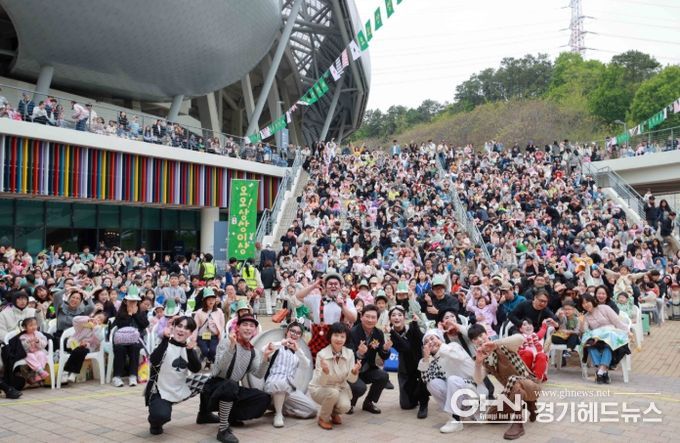 용인어린이상상의숲에서 이상일 시장과 행사에 참여한 시민들이 기념촬영을 하고 있다.