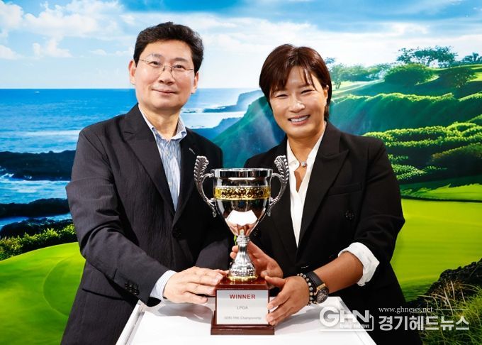 이상일 시장은 13일 'SERI PAK with 용인' 기념관에 전시된 박세리 전 감독 LPGA 우승트로피 앞에서 기념촬영했다