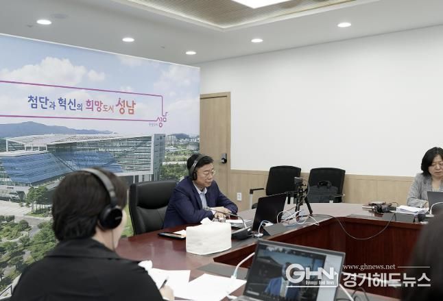 신상진 성남시장이 14일 오전(한국시간) 미국 노스캐롤라이나주 하이포인트(High Point)의 시릴 제퍼슨(Cyril Jefferson) 시장과 화상회의를 하고 있다
