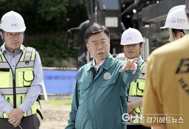 신상진 성남시장이 21일 탄천 교량 복구 공사 현장 점검을 벌이고 있다
