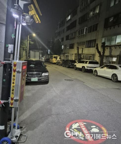 쓰레기 무단투기 근절을 위해 설치된 이동식 감시카메라와 로고라이트