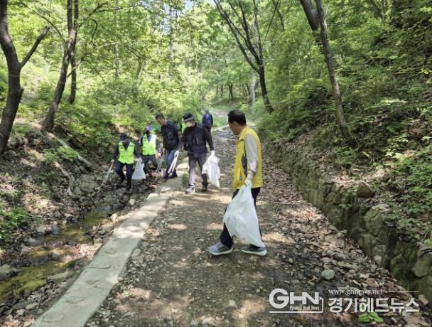 주민과 함께 환경정화 및 안전예방 활동을 진행하며 안전한 마을을 만들어 나간다