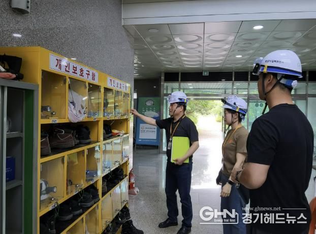화성특례시 관계자가 하수과 수질보호센터에서 시설 안전관리자 및 보건관리자가 참석한 가운데 안전보건 현장점검을 하고 있다