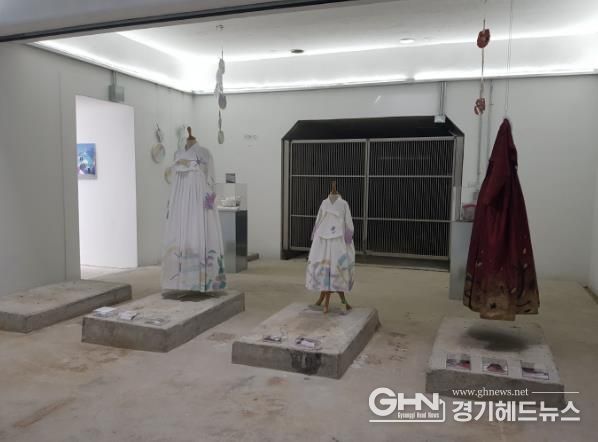 맑은물상상누리 비포어에서 진행 중인 한복그래피티 전시