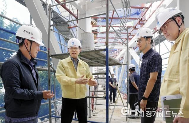 현근택 수원시 제2부시장이 공공건축물 공사현장을 점검하고 있다