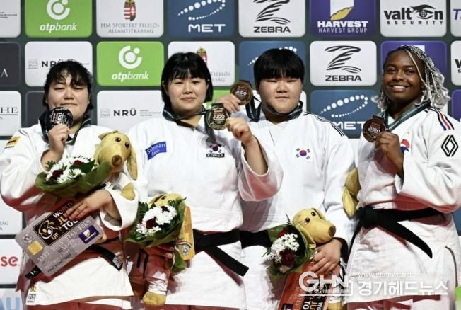 안산시청 소속 김하윤 선수(왼쪽 두번째)가 ‘2025 국제유도연맹(IJF) 세계선수권대회'에서 금메달을 획득하고 기념촬영을 하고 있다.