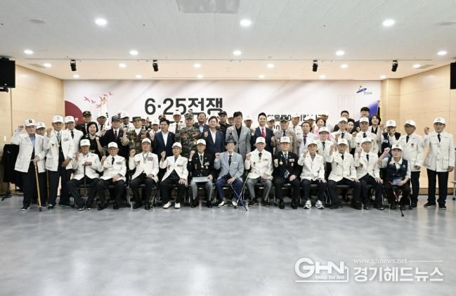 이민근 안산시장(사진 가운데)를 포함한 6.25 참전유공자 등 관계자들이 행사를 마치고 기념촬영을 하고 있다.