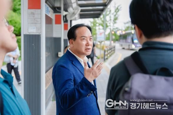 이권재 오산시장, 서울역행 버스서 시민과 소통