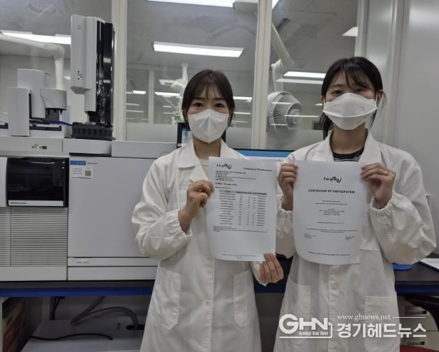 화성시농업기술센터 관계자가 FAPAS 인증서를 들고 기념 촬영을 하고 있다