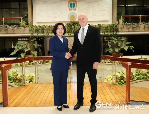 코스타리카 산호세 대통령궁에서 제1부통령과 면담하고 있는 김보라 안성시장