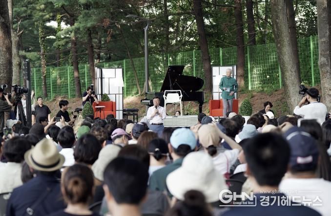 신상진 성남시장이 5일 오후 성남물빛정원에서 열린 첫 번째 시민 초청 음악회 '금난새의 한여름밤 콘서트'에서 인사말을 하고 있다.