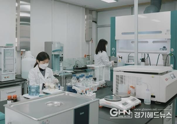 성남식품연구개발지원센터 소속 연구원들이 식품분석을 하고 있다