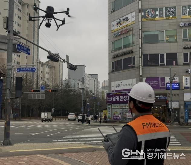 시흥시가 세계 최초로 드론과 인공지능(AI)을 결합한 옥외광고물 안전 점검 실증을 진행하고 있다