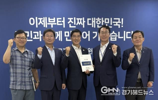 이상일 용인특례시장(왼쪽 두번째)은 9일 국정기획위원회를 방문해 '특례시 지원에 관한 특별법' 제정 촉구 건의문을 전달했다