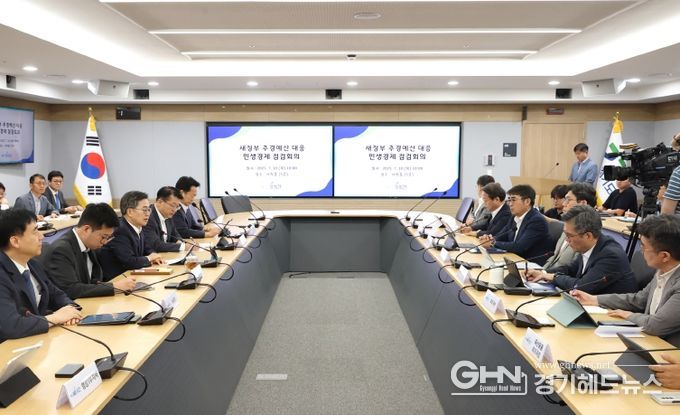 10일 오전 김동연 경기도지사가 경기도청 서희홀에서 행정1.2부지사와 소관 실.국장이 참석한 가운데 정부 추경 관련 도 추진상황 점검 회의를 하고있다.