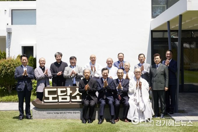 10일 오후 도담소에서 열린 경기도 종교지도자 오찬 간담회에서 김동연 경기도지사와 3대종단 종교지도자, 우수 멘토 표창대상자 등과 함께 기념촬영을 하고 있다.