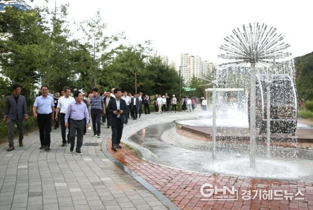 왕숙천 테마정원 완공…주광덕 남양주시장, 맨발로 시민과 걸으며 도심 속 힐링 공간 점검