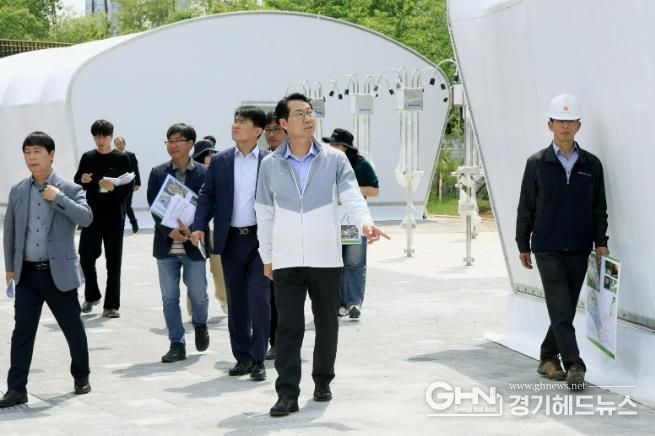 정명근 화성특례시장이 동탄패밀리풀 문화공원 현장을 점검하고 있다