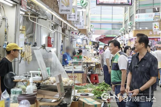 지난 10일 삼미시장 풍경, 임병택 시흥시장과 상인이 대화를 나누고 있다.