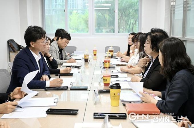 이민근 안산시장(사진 왼쪽)이 17일 해솔중학교를 찾아 해솔중 관계자들의 현안을 청취하고 있다.