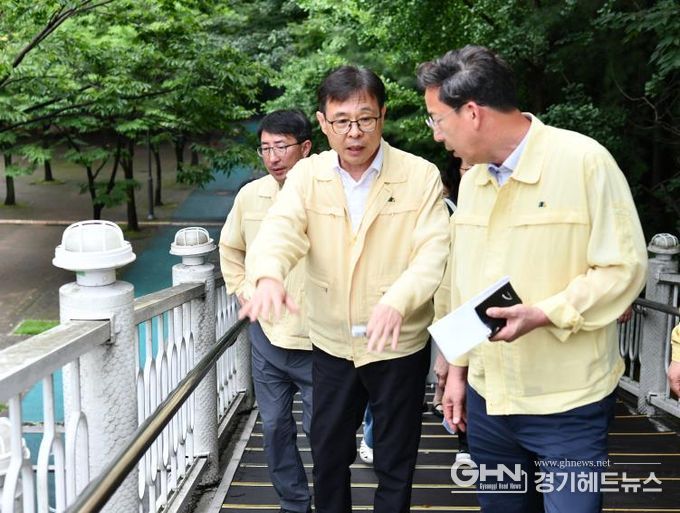 장수석 수원영통구청장, 영통사공원 리모델링 예정지 현장 점검