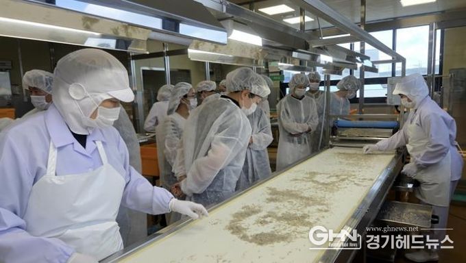 화성특례시 공공급식 모니터링단이 22일 안녕동 소재 수산물 공급업체를 방문해 건어물 이물질 선별과정을 살펴보고 있다