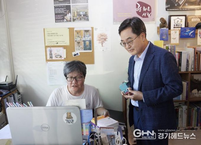지역서점에서 민생회복 소비쿠폰으로 책 구매한 김동연