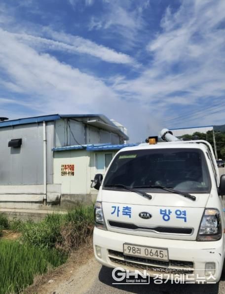 용인특례시는 축사 내부 온도를 낮추기 위해 방역차량을 동원해 긴급 살수 작업을 진행했다