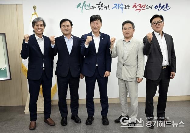 이민근 안산시장(왼쪽 세번 째)이 지난 5월 2일 팔곡일반산업단지 협의회와 팔곡산업단지 조성 관련 간담회를 진행하고 함께 기념촬영을 하고 있다.