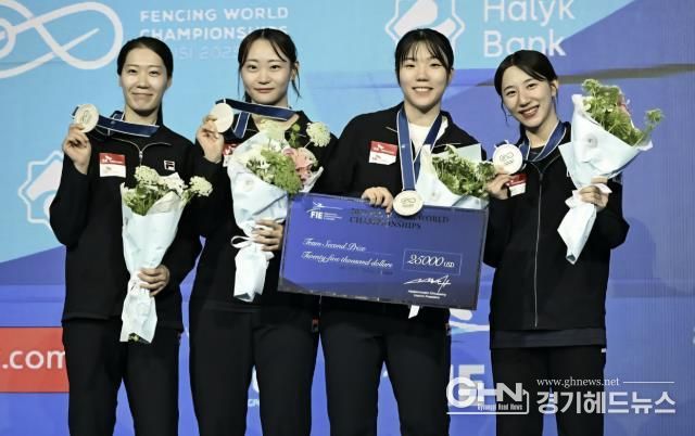 2025 세계펜싱선수권대회에 참가해 은메달을 획득한 대한민국 사브르 대표팀 선수들이 시상식을 마치고 기념촬영을 하고 있다.