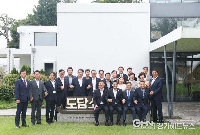 13일 오전 도담소에서 김동연 경기도지사, 김진경 경기도의회 의장, 최종현 경기도의회 더불어민주당 대표의원, 백현종 경기도의회 국민의힘 대표의원, 각 당 대표단 및 주요 내빈 등이 기념촬영을 하고 있다.