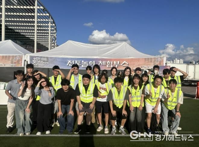 15일 열린 용인특례시의 광복 80주년 기념행사에 자원봉사에 나선 단국대학교 총학생회