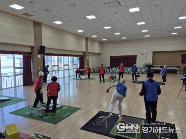 월곶2행복건강센터에서 론볼을 즐기는 어르신들