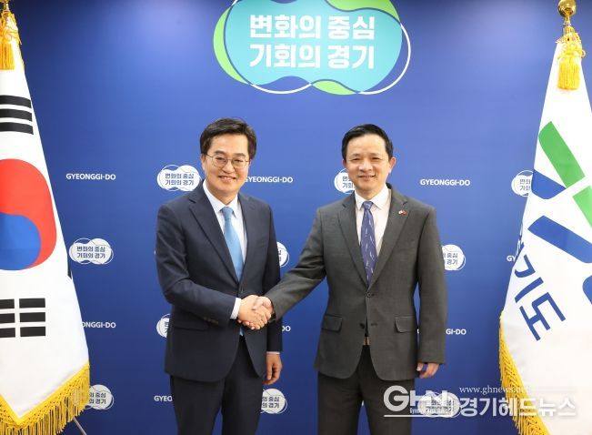21일 오후 김동연 도지사가 서울 중앙협력본부에서 다이빙 주한 중국대사와 기념촬영을 하고있다.